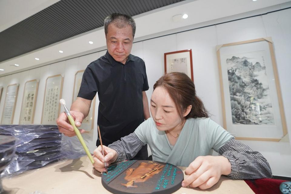 16市文化故事｜绘画赋“灵魂”活性炭变身精美炭雕艺术品(图2)