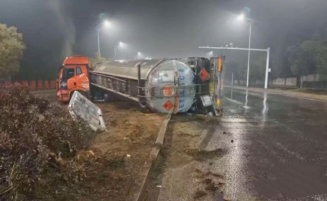 当地通报“罐车在湖南侧翻致粗苯泄漏”后续！周边污水已清洗(图1)
