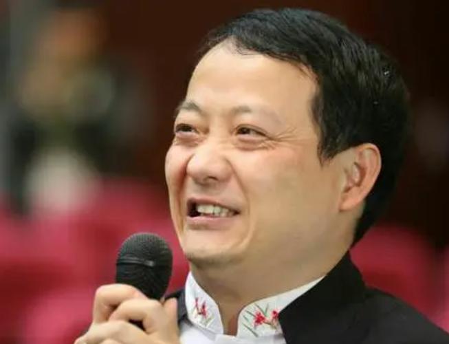 你考上大学也没人收！被校长赶走后先天残疾的他靠旗袍年入千万(图1)