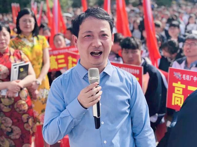 你考上大学也没人收！被校长赶走后先天残疾的他靠旗袍年入千万(图6)