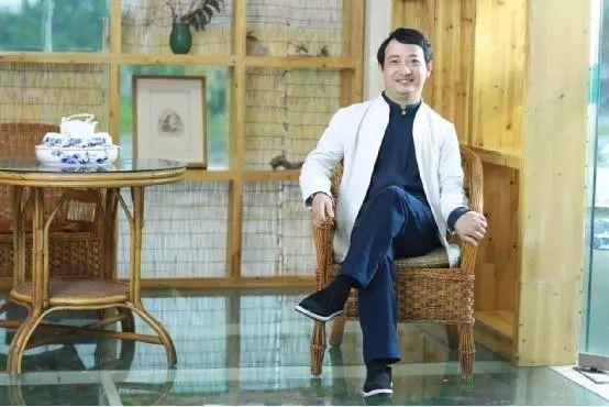 你考上大学也没人收！被校长赶走后先天残疾的他靠旗袍年入千万(图4)