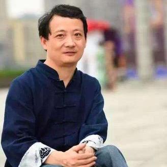 你考上大学也没人收！被校长赶走后先天残疾的他靠旗袍年入千万(图5)