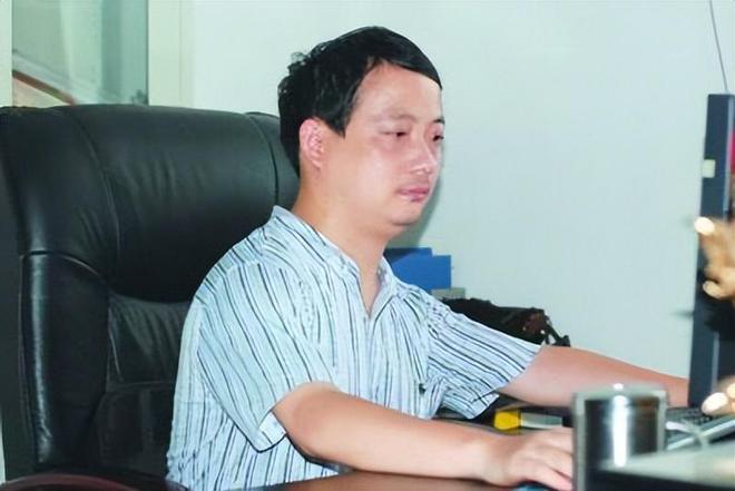 你考上大学也没人收！被校长赶走后先天残疾的他靠旗袍年入千万(图9)