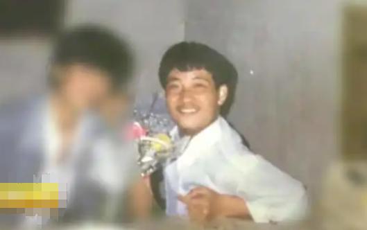 你考上大学也没人收！被校长赶走后先天残疾的他靠旗袍年入千万(图7)