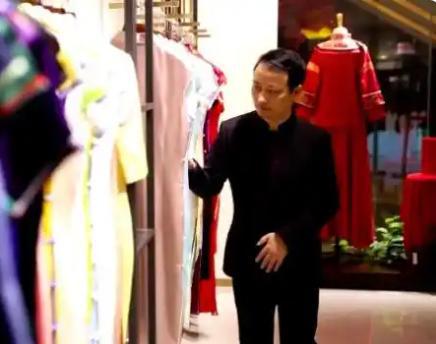 你考上大学也没人收！被校长赶走后先天残疾的他靠旗袍年入千万(图11)