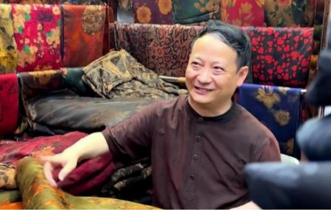 你考上大学也没人收！被校长赶走后先天残疾的他靠旗袍年入千万(图18)