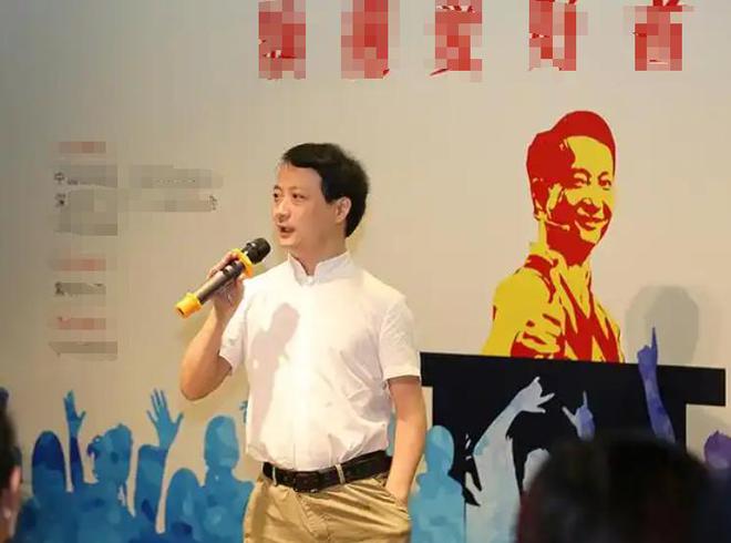 你考上大学也没人收！被校长赶走后先天残疾的他靠旗袍年入千万(图16)