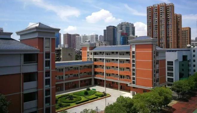 武汉一初中生家中坠亡事发前一天课间听歌被老师处罚多方回应(图2)