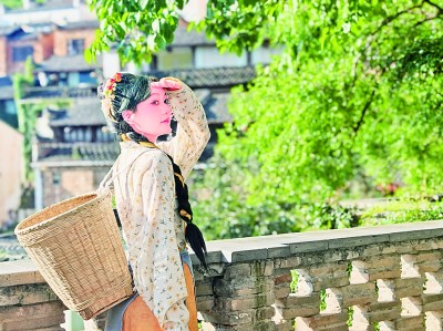 江西省上饶市婺源县江湾镇栗木坑村：晒秋晒出好日子(图1)