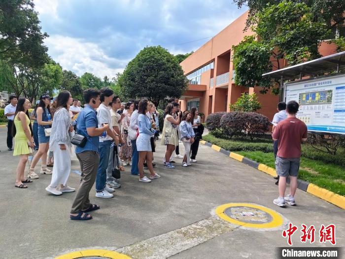 看中亚大学生探访都江堰智慧污水处理厂(图1)