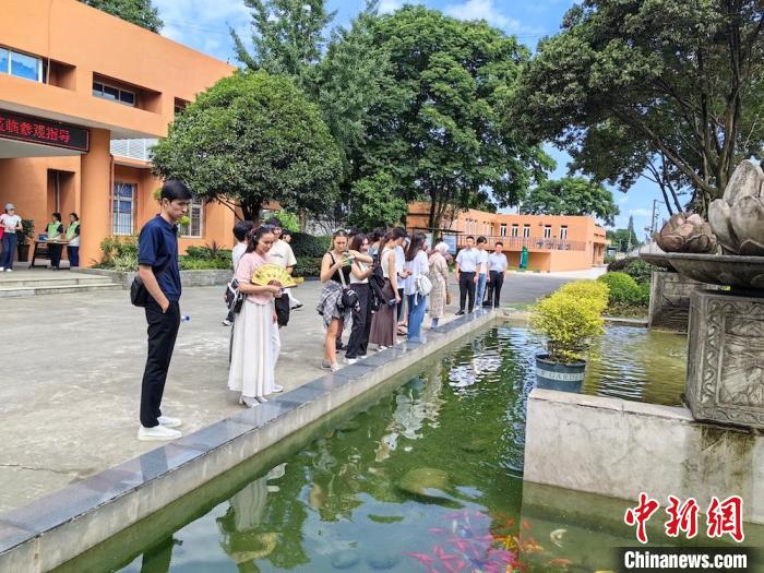 看中亚大学生探访都江堰智慧污水处理厂(图2)